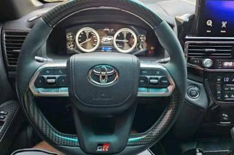 Toyota Land Cruiser GR Annee modifier 2023 Full options  Automatique essence 8 cylindres  Grand ecran  avec 5 camera de recule 15.600 km Toit Ouvrant Lumier au plafond etoile 