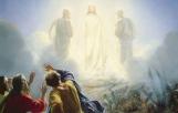 Peu avant sa mort, Jésus monte sur une montagne avec trois disciples. Là, il change d’apparence. Son visage brille comme le soleil, ses vêtements blancs comme la lumière. Moïse et 