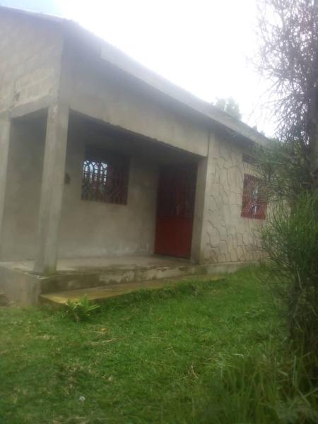 Vente parcelle avec une maison des deux chambres salon cuisine  mont ngafula Quartier musangu 