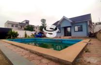 Villa à vendre avec piscine non loin d'okapi 20msur20 à 280000 dollars à discuter légèrement contenant une maison de 2 ch mediacongo