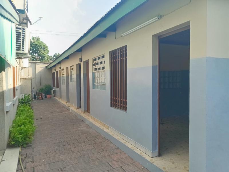 AGIMMO SARL met  votre disposition la location de cette villa avec une maison de R1 CGombe. Rf En diagonal de lambassade de Gabon. Loyer 6.000. Garantie 41.