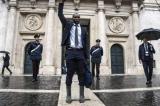 Italie : Aboubakar Soumahoro, premier député noir, fait son entrée au parlement en bottes pour rendre hommage aux ouvriers agricoles africains