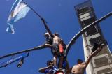 Coupe du monde 2022: la joie des supporters argentins, le silence sur les Champs-Élysées