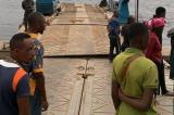 Kongo-Central : manifestation de la population qui exige un nouveau bac moteur dans leur entité