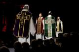 Des vêtements sacerdotaux lors d’un défilé de mode en Belgique
