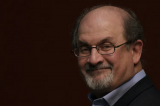 Salman Rushdie placé sous respirateur artificiel après l'attaque dont il a été victime dans l'Etat de New York
