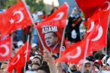 Turquie : Erdogan mobilise ses partisans à la veille d'un scrutin décisif