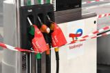 Pénurie de carburants : la grève reconduite chez TotalEnergies sur l'ensemble des sites en France