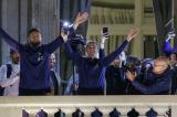 Les Bleus, vice-champions du monde, saluent leurs supporters place de la Concorde