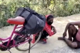 Une Indienne parcourt 1 200 km à vélo pour ramener son père malade du coronavirus