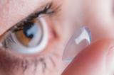 Patient bizarre : elle a 27 lentilles de contact coincées dans les yeux