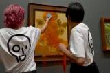 Londres : des militants écologistes jettent de la soupe sur le célèbre tableau les « Tournesols » de Van Gogh à la National Gallery