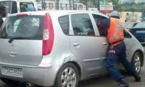 Infos congo - Actualités Congo - -Tracasseries routières : un taximan et un agent de la PCR en viennent aux mains sur le boulevard...