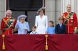 Jubilé de la reine Elizabeth II : Devant Buckingham Palace, des Britanniques en liesse 