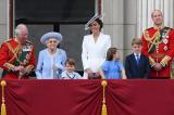 Au Royaume-Uni, la reine Elizabeth II acclamée pour le début de son jubilé de platine