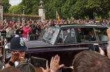 Proclamation de Charles III : dans les rues de Londres, le prince mal-aimé devient un monarque ovationné