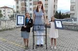 La plus grande femme du monde est turque et mesure plus de 2m15