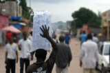 Interdiction de la vente d’eau en sachet à Kinshasa: Le chien aboie, la caravane passe ! 