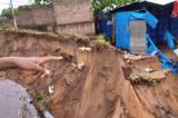 Kinshasa : une érosion de près de 30 mètres coupe la route Unikin-Istm au niveau des cliniques universitaires 