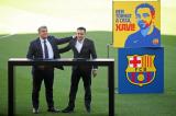 Xavi, nouvel entraîneur du FC Barcelone, présenté en grande pompe devant les supporters