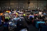 A l'aéroport de Bruxelles, des passagers récupèrent leurs bagages abandonnés
