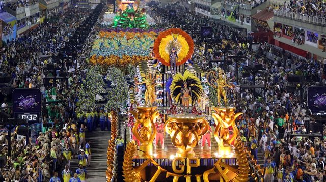 Brésil, Un carnaval de Rio féérique, pour enterrer la COVID-19