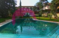 Mise en location d'un somptueux domaine de 2100m², doté d'un magnifique bâtiment de R+1, Dépendance, piscine pétillante, jardin bien entretenu. Situé à Ngaliema, Palais des Membres mediacongo