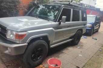 TOYOTA LAND CRUISER 5 portires  vendre anne 2017 couleur dorigine full option  Prix 45.000  discuter