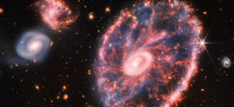 Image composite prise par le télescope spatial James-Webb, montrant la galaxie de la Roue de chariot et ses galaxies compagnes. SPACE TELESCOPE SCIENCE INSTITUT / AFP
