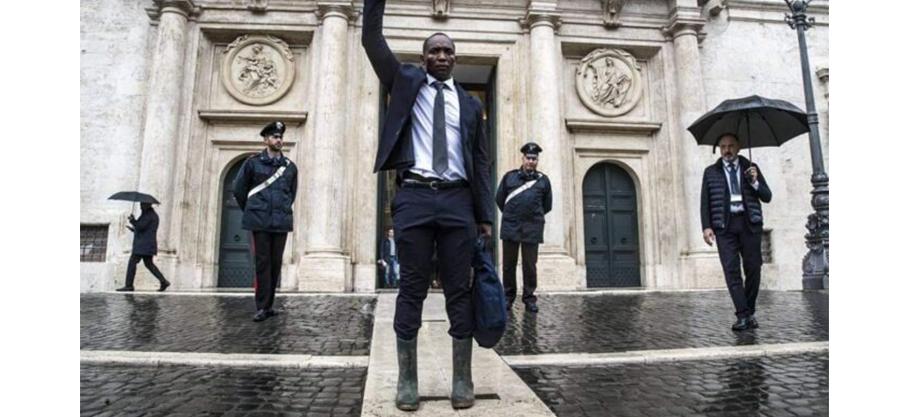 Italie : Aboubakar Soumahoro, premier député noir, fait son entrée au parlement en bottes pour rendre hommage aux ouvriers agricoles africains
