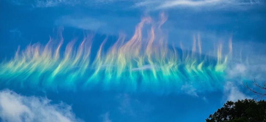 Nombreux sont les phénomènes lumineux qui peuvent se produire autour, au-dessus, ou sous le Soleil. Le plus coloré d'entre eux est sans doute l'arc circumhorizontal, que l'on appelle aussi « arc-en-ciel de feu »