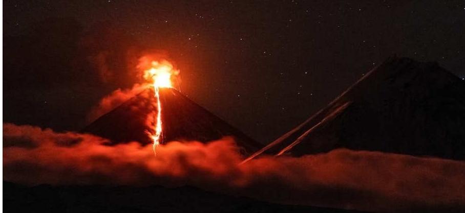 Siberie: L'éruption spectaculaire du volcan Klioutchevskoï ce 24 octobre. (© Capucine Trollion, 6Medias)