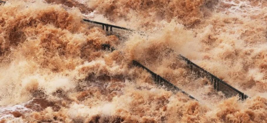 Les chutes d’Iguazu, à la frontière entre le Brésil et l’Argentine, ont enregistré cette semaine un débit jamais-vu depuis 2014 en raison des récentes pluies qui ont causé la fureur des flots et fait fermer des points touristiques