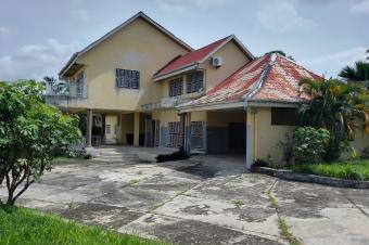 NGALIEMABINZA PIGEON MISE EN VENTE DUNE PARCELLE 40m34m AYANT UNE MAISON R1 DE 4 chambres et un annexe dune chambre....au prix ngociable