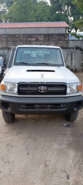 Toyota Land cruiser double cabine manuel Diesel  full options v8 tout neuf 77.000  discuter lgrement 