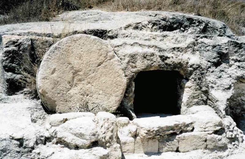 Lange nest pas venu rouler la pierre afin que Jsus puisse sortir de la tombe. Celui qui avait vaincu la mort pouvait bouger un rocher lange la roule pour que les deux marie