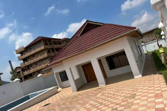 Une maison nouvellement construite  vendre  Lubumbashi Au Quartier Salama ex Makomeno La superficie 22 sur 30 au prix de 300.000   dbattre 