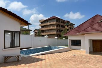 Une maison nouvellement construite  vendre  Lubumbashi Au Quartier Salama ex Makomeno La superficie 22 sur 30 au prix de 300.000   dbattre 