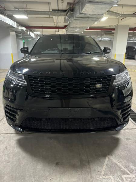 Range rover Velar P300 2020 R dynamic sans plaque Full options automatique essence 22700km toit panoramique cran multimdia intgrs aux siges Camera de recul intrieur 