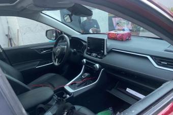 Toyota New Rav non hybride Volant gauche  anne de fabrication 2021 essence  Automatique  4 cylindres  full option  chaise cuir noir  toit panoramique ouvrant camra recule  coul