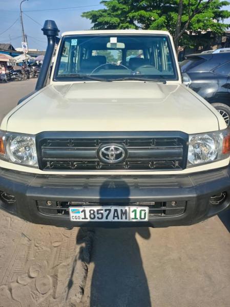 Land cruiser couleur dorigine climatisation impeccable 5 portires prix37000 offre direct