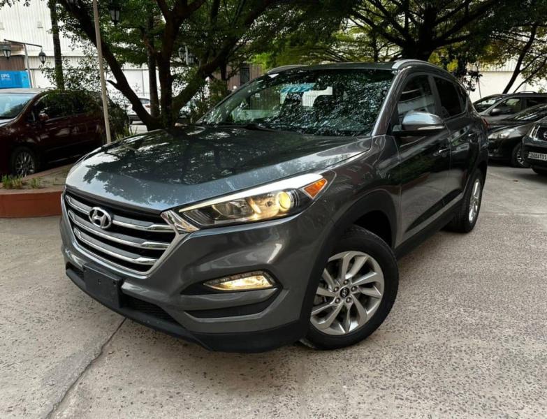 Hyundai Tucson Annee  201718 Automatique Steptronique Essence 4 cylindre Interior tissus Siege electrique 38.000 km 4 x 4 Camera de recule Auto start Full p