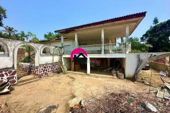 Vente dune belle villa de 1.340m dote dune grande maison basse contemporaine des 5CHS 3 salles deau  wc visiteurs 3 sjours cave etc. Ngaliema prs de la principale