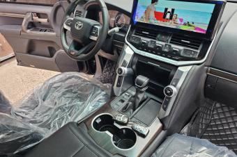 Arrivage Toyota Land Cruiser VXR Annee modifier 2024 Modification originalinterior et exterior comme le 2024 Full full option Automatique steptronique Essence 8 cy