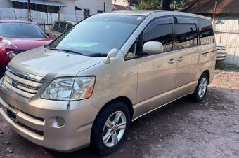 TOYOTA NOHA A VENDRE 