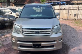 TOYOTA NOHA A VENDRE 