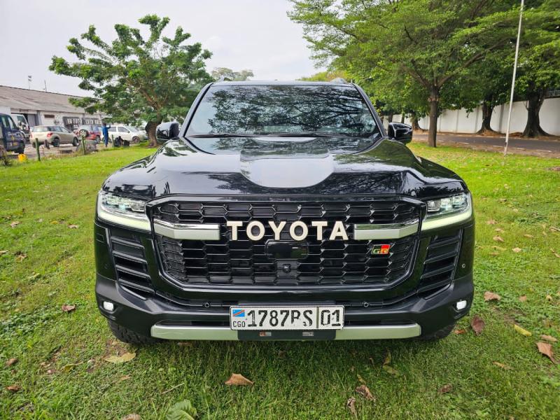 Arrivage Toyota Land Cruiser GR Brand New Couleur  NoireRougeNoire Annee  2023 70th Anniversary Automatique Steptronique Essence 6 cylindre Demarrag