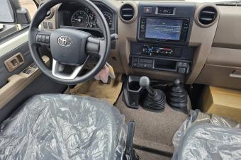 Toyota Land Cruiser  Serie 76 Annee  2024 Brand new 5 Portiers  00 KM Manuel diesel 8 cylindre Full lock 4 x 4 9 places Interior Cuire Telephonebleutooth 