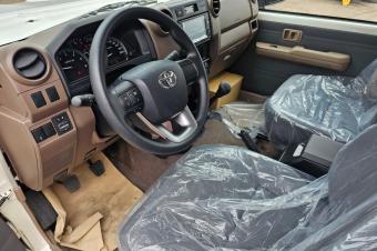 Toyota Land Cruiser  Serie 76 Annee  2024 Brand new 5 Portiers  00 KM Manuel diesel 8 cylindre Full lock 4 x 4 9 places Interior Cuire Telephonebleutooth 