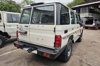 Toyota Land Cruiser  Serie 76 Annee  2024 Brand new 5 Portiers  00 KM Manuel diesel 8 cylindre Full lock 4 x 4 9 places Interior Cuire Telephonebleutooth 